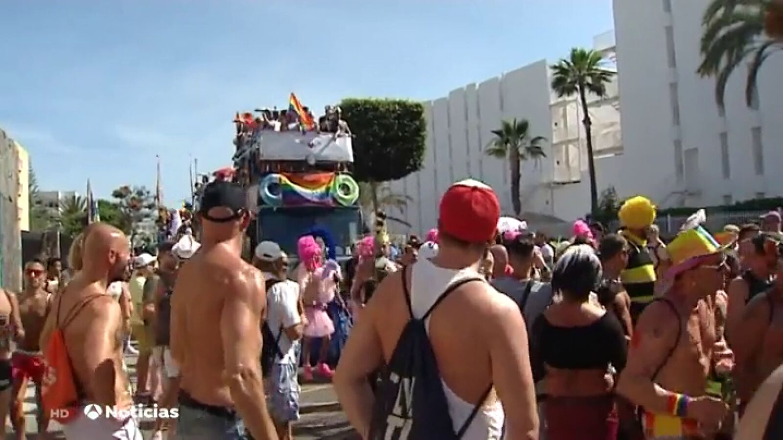 Más de 100.000 personas disfrutan de la libertad y la viven con 'Orgullo' en el desfile multitudinario de Gran Canaria
