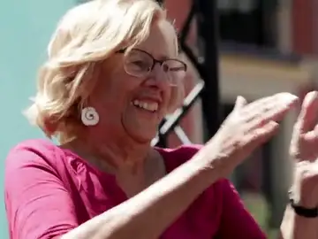 Carmena baila al ritmo de 'I will survive' en un acto de campaña en Madrid Carmena baila al ritmo de 'I will survive' en un acto de campaña en Madrid
