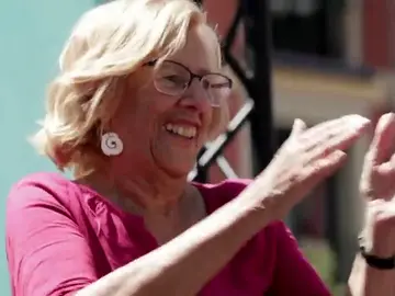 Carmena baila al ritmo de 'I will survive' en un acto de campaña en Madrid Carmena baila al ritmo de 'I will survive' en un acto de campaña en Madrid