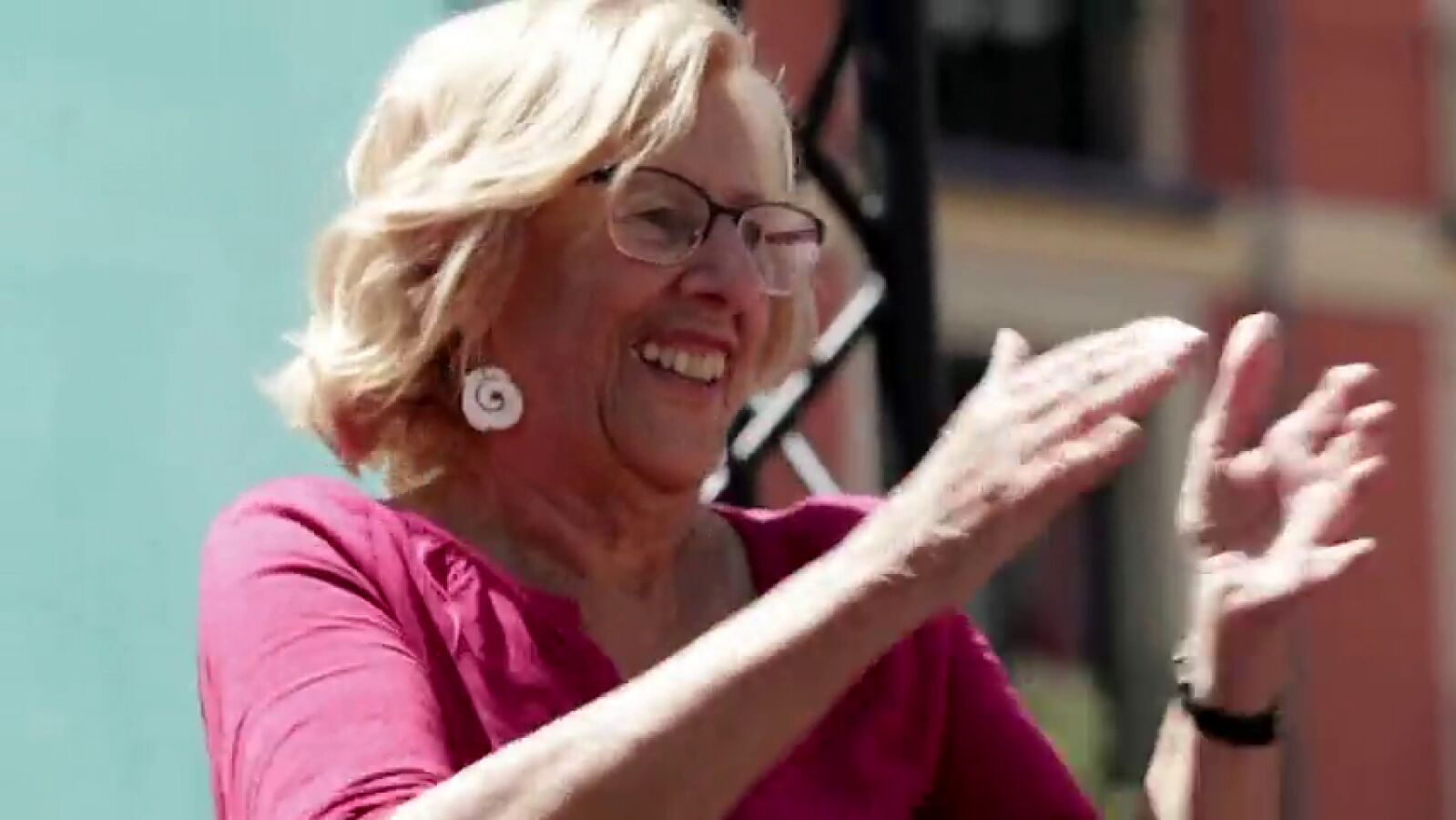Carmena baila al ritmo de 'I will survive' en un acto de campaña en Madrid