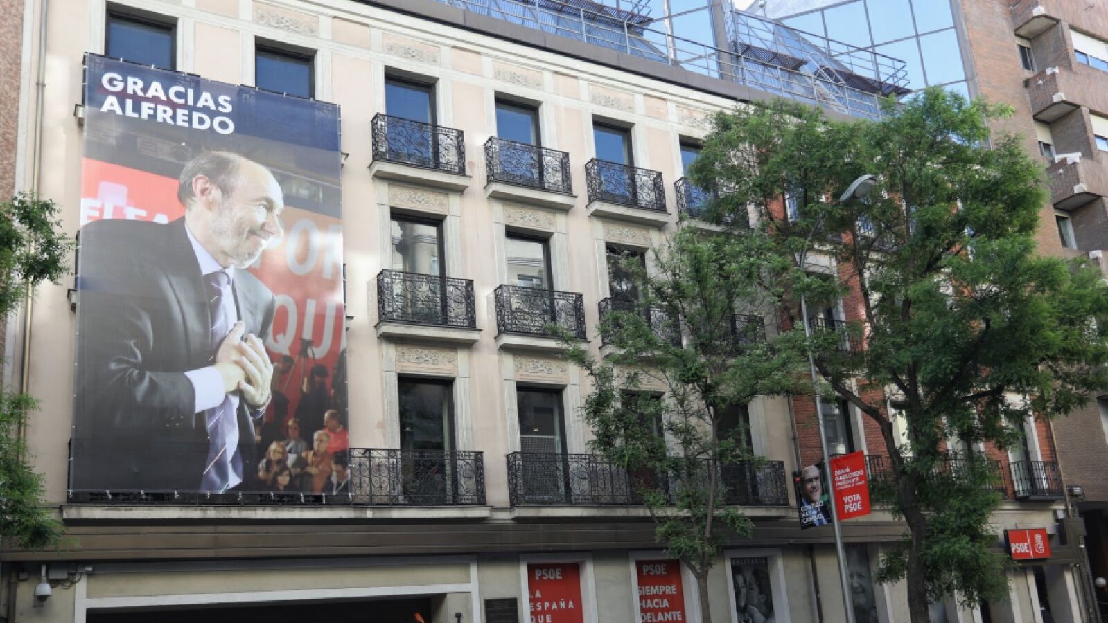 El PSOE coloca una lona en homenaje a Alfredo Pérez Rubalcaba : 