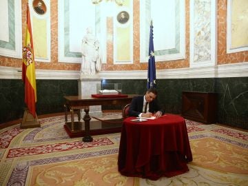 Pedro Sánchez en la firma del libro de condolencias