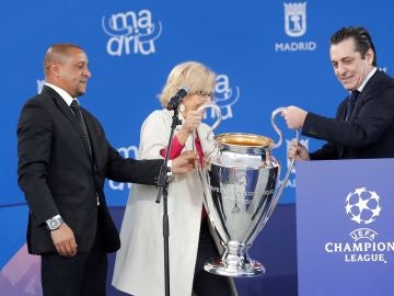 Roberto Carlos y Futre dan el trofeo de la Champions League a Manuela Carmena