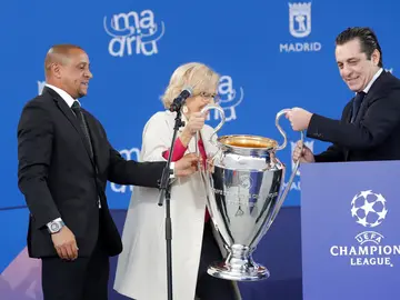 Roberto Carlos y Futre dan el trofeo de la Champions League a Manuela Carmena Roberto Carlos y Futre dan el trofeo de la Champions League a Manuela Carmena