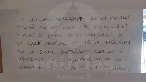 La carta de una pareja harta de su vecino que arroja sus excrementos por la ventana: "Te haré masticar la caquita mañanera de mi perra" La carta de una pareja harta de su vecino que arroja sus excrementos por la ventana: "Te haré masticar la caquita mañanera de mi perra"