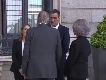 Los Reyes Juan Carlos y Sofía acuden a la capilla ardiente de Rubalcaba Los Reyes Juan Carlos y Sofía acuden a la capilla ardiente de Rubalcaba