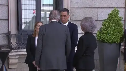 Los Reyes Juan Carlos y Sofía acuden a la capilla ardiente de Rubalcaba Los Reyes Juan Carlos y Sofía acuden a la capilla ardiente de Rubalcaba