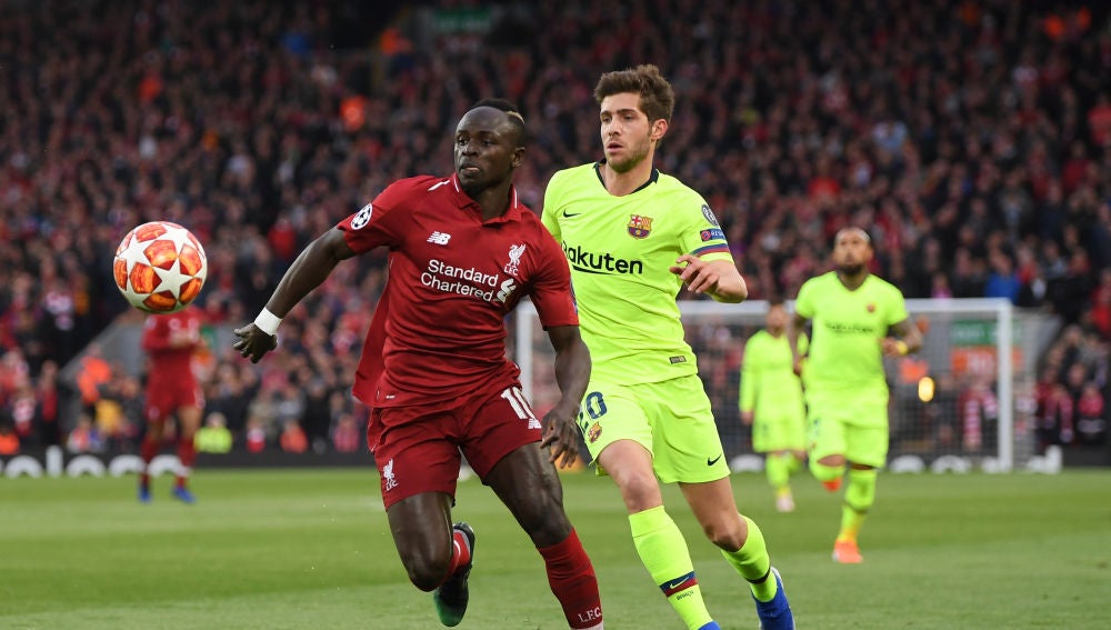 Sergi Roberto intenta defender a Mané