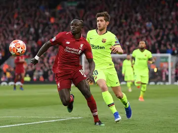 Sergi Roberto intenta defender a Mané Sergi Roberto intenta defender a Mané