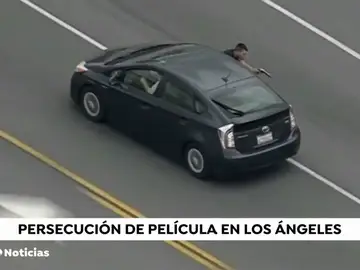 Un helicóptero graba como un hombre saca medio cuerpo por la ventanilla de su coche para disparar a la policía mientras huía Un helicóptero graba como un hombre saca medio cuerpo por la ventanilla de su coche para disparar a la policía mientras huía