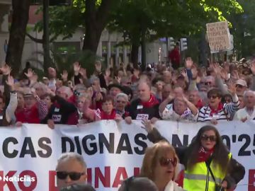 Miles de pensionistas salen a la calle en las capitales vascas para pedir a los compromisos políticos