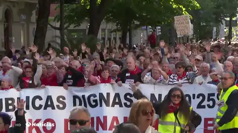 Miles de pensionistas salen a la calle en las capitales vascas para pedir a los compromisos políticos Miles de pensionistas salen a la calle en las capitales vascas para pedir a los compromisos políticos