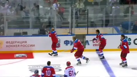 Putin sufre una aparatosa caída tras exhibirse en un partido de hockey hielo Putin sufre una aparatosa caída tras exhibirse en un partido de hockey hielo