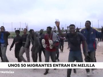 Al menos cinco heridos, cuatro de ellos agentes, en un nuevo salto masivo a la valla de Melilla