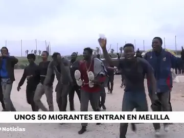 Al menos cinco heridos, cuatro de ellos agentes, en un nuevo salto masivo a la valla de Melilla Al menos cinco heridos, cuatro de ellos agentes, en un nuevo salto masivo a la valla de Melilla