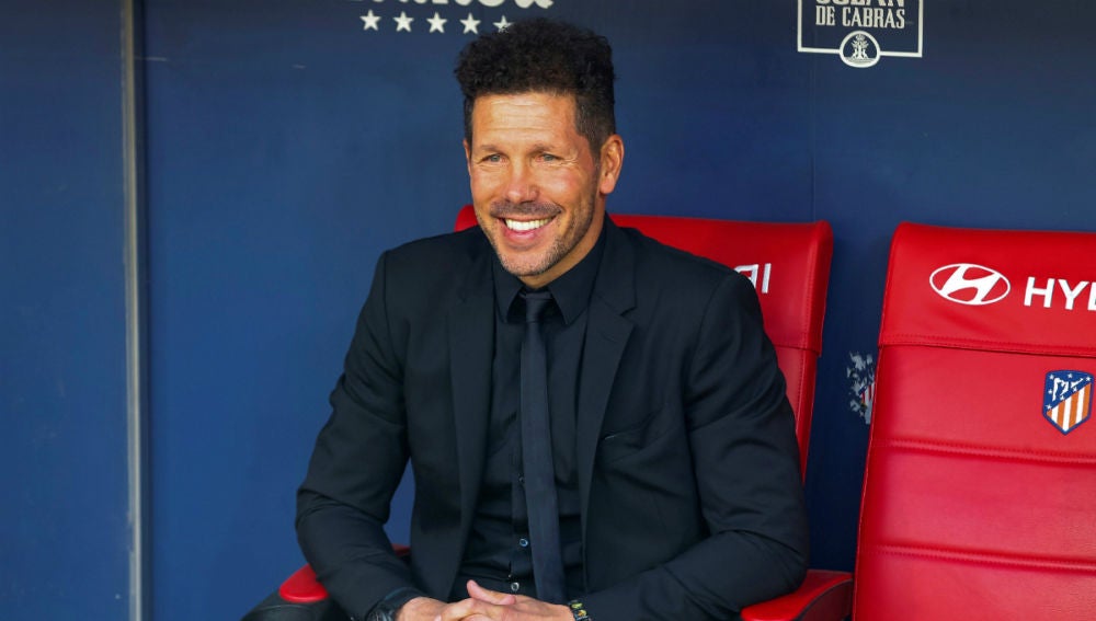 Simeone, sonriente en el banquillo