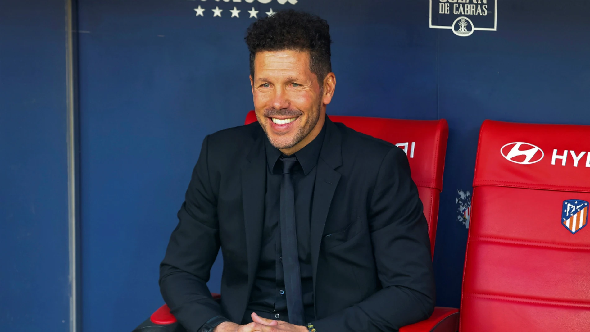 Simeone, sonriente en el banquillo Simeone, sonriente en el banquillo