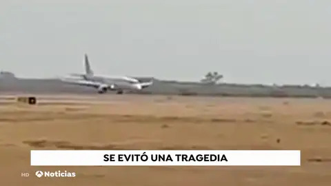 VÍDEO: La proeza de un piloto salva a los 89 ocupantes de un vuelo tras aterrizar sin las ruedas frontales VÍDEO: La proeza de un piloto salva a los 89 ocupantes de un vuelo tras aterrizar sin las ruedas frontales