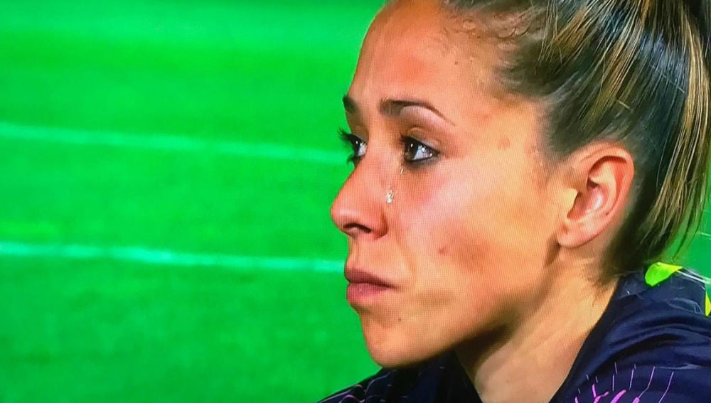 Lola Gallardo, con lágrimas en los ojos