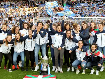 Las jugadoras de la Real ofrecen la Copa de la Reina a Anoeta Las jugadoras de la Real ofrecen la Copa de la Reina a Anoeta
