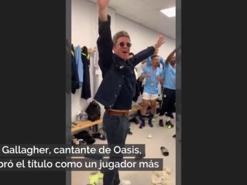Noel Gallagher, desatado: el cantante de Oasis celebra la Premier del Manchester City en el vestuario