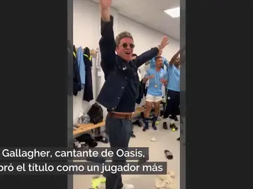 Noel Gallagher, desatado: el cantante de Oasis celebra la Premier del Manchester City en el vestuario Noel Gallagher, desatado: el cantante de Oasis celebra la Premier del Manchester City en el vestuario