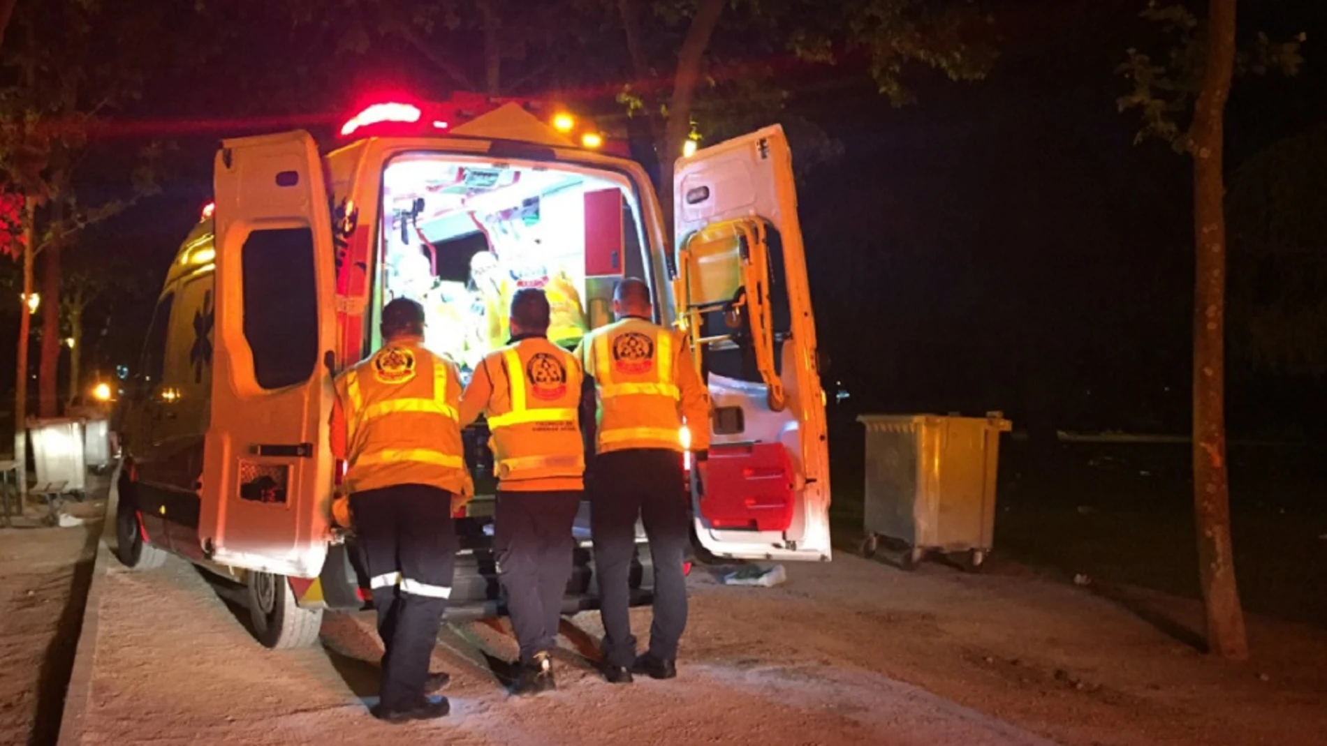 Una ambulancia con efectivos atendiendo al joven herido en una reyerta en Madrid Una ambulancia con efectivos atendiendo al joven herido en una reyerta en Madrid