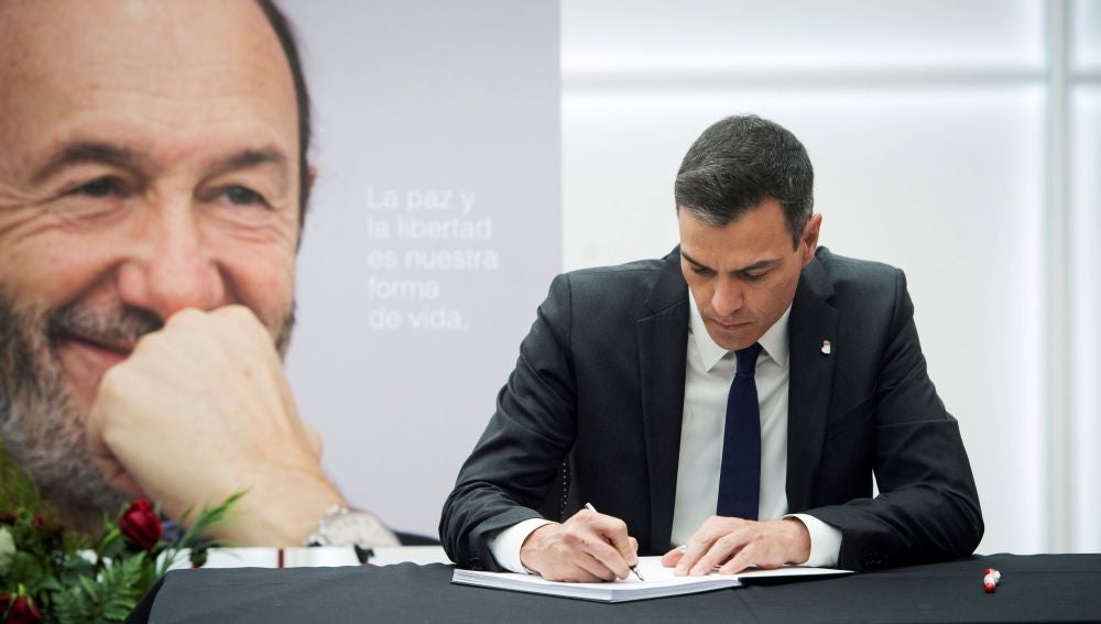 Pedro Sánchez firma en el libro de condolencias de Alfredo Pérez Rubalcaba