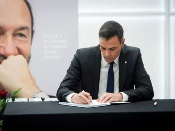 Pedro Sánchez firma en el libro de condolencias de Alfredo Pérez Rubalcaba Pedro Sánchez firma en el libro de condolencias de Alfredo Pérez Rubalcaba