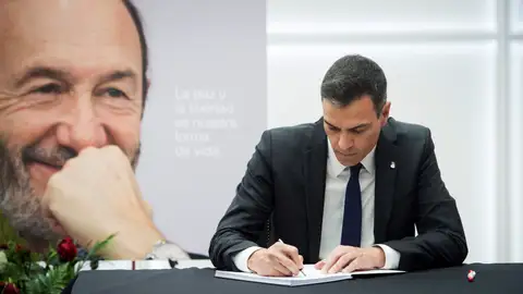 Pedro Sánchez firma en el libro de condolencias de Alfredo Pérez Rubalcaba Pedro Sánchez firma en el libro de condolencias de Alfredo Pérez Rubalcaba