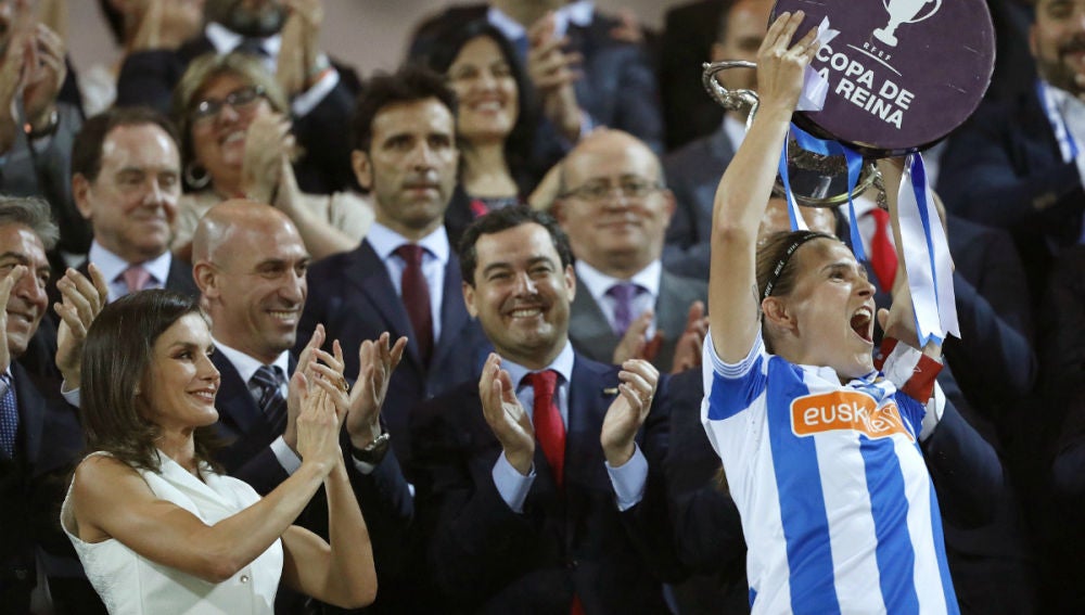 Sandra Ramajo levanta la Copa de la Reina