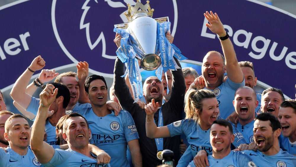 Guardiola alza al cielo el título de la Premier