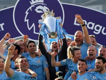 Guardiola alza al cielo el título de la Premier Guardiola alza al cielo el título de la Premier
