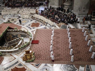  El Papa Francisco encabeza una misa en la que se ordenan diecinueve nuevos sacerdotes.