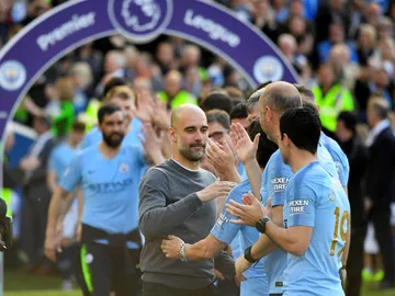 Guardiola saluda a sus jugadores Guardiola saluda a sus jugadores