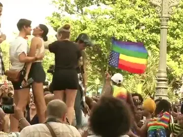 Al menos dos personas detenidas en la manifestación ilegal del colectivo LGTBI en Cuba Al menos dos personas detenidas en la manifestación ilegal del colectivo LGTBI en Cuba