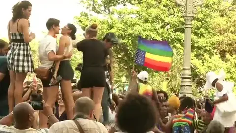 Al menos dos personas detenidas en la manifestación ilegal del colectivo LGTBI en Cuba Al menos dos personas detenidas en la manifestación ilegal del colectivo LGTBI en Cuba