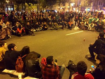 Decenas de activistas acampan en la Gran Via de Barcelona contra la especulación inmobiliaria