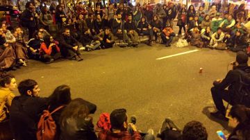 Decenas de activistas acampan en la Gran Via de Barcelona contra la especulación inmobiliaria