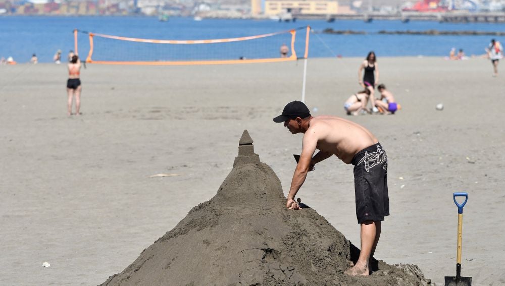  Varias personas disfrutan de la playa de el Zapillo en Almeria