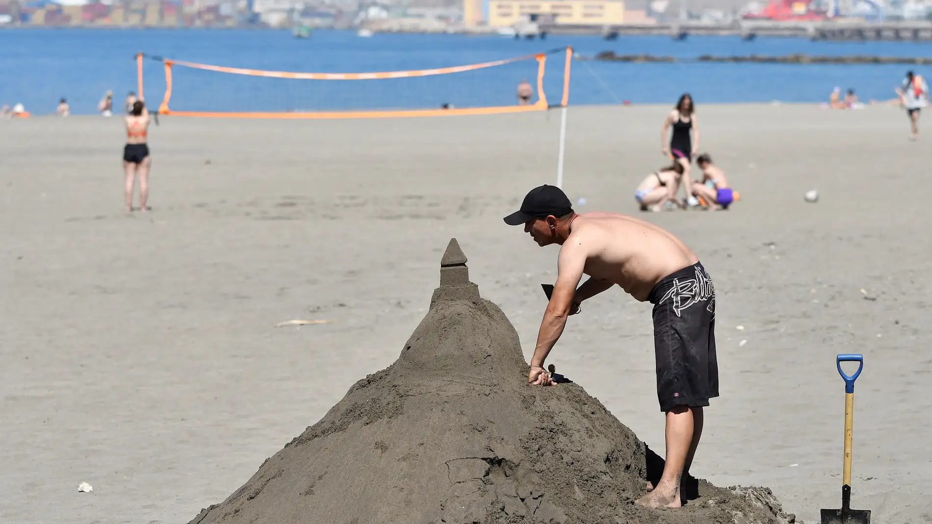 Varias personas disfrutan de la playa de el Zapillo en Almeria