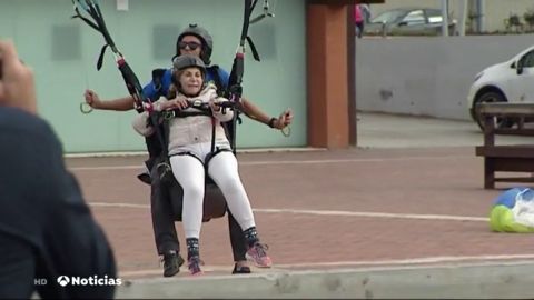 Las anécdotas de la campaña electoral para el 26 de mayo: saltos en parapente y candidatos a remojo