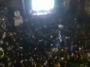 Locura en San Sebastián: así celebró la afición de la Real Sociedad su primera Copa de la Reina Locura en San Sebastián: así celebró la afición de la Real Sociedad su primera Copa de la Reina