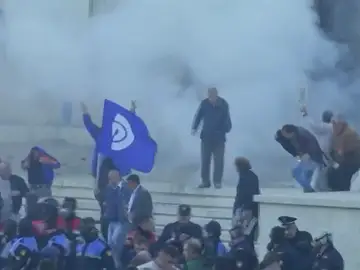 Manifestantes lanzan cócteles molotov contra la oficina del Primer Ministro de Albania para exigir elecciones anticipadas Manifestantes lanzan cócteles molotov contra la oficina del Primer Ministro de Albania para exigir elecciones anticipadas