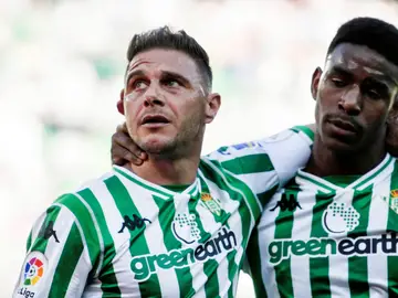 Joaquín celebra un gol del Betis Joaquín celebra un gol del Betis