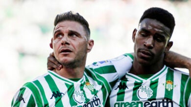El Betis de Joaquín derrota al Huesca con un Villamarín que pide el adiós de Setién