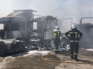 Un incendio calcina 15 vehículos y provoca una intensa humareda en Loeches