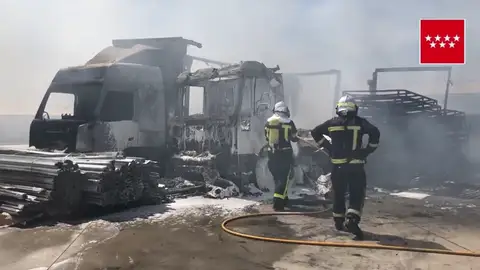 Un incendio calcina 15 vehículos y provoca una intensa humareda en Loeches Un incendio calcina 15 vehículos y provoca una intensa humareda en Loeches