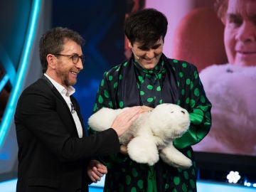 Marron llena de ternura 'El Hormiguero 3.0' con la foca NUKA, un robot terapéutico Marron llena de ternura 'El Hormiguero 3.0' con la foca NUKA, un robot terapéutico