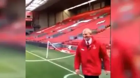 El guía del tour de Anfield y su vacilada El guía del tour de Anfield y su vacilada